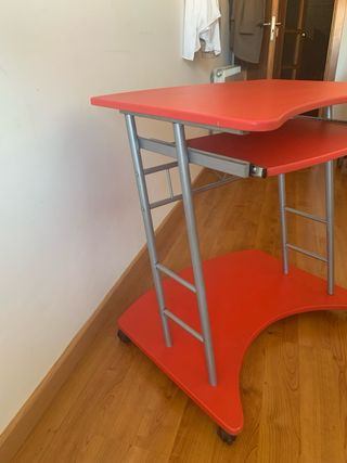Mesa de ordenador roja con bandeja extensible
