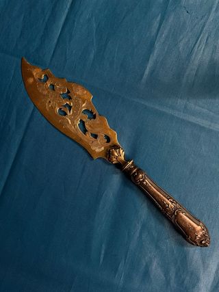 Cuchillo de plata antiguo decorado