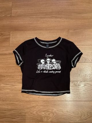 Camiseta SHEIN negra con esqueleto