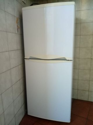 Nevera blanca casi nueva