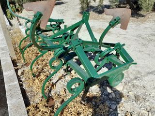 Cultivador abatible de 13 brazos.