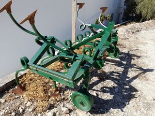 Cultivador abatible de 13 brazos.