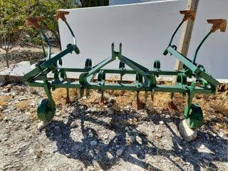 Cultivador abatible de 13 brazos.