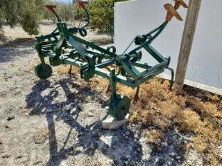 Cultivador abatible de 13 brazos.