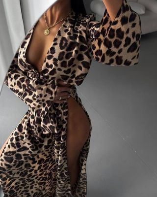 Vestito lungo leopardato con spacco