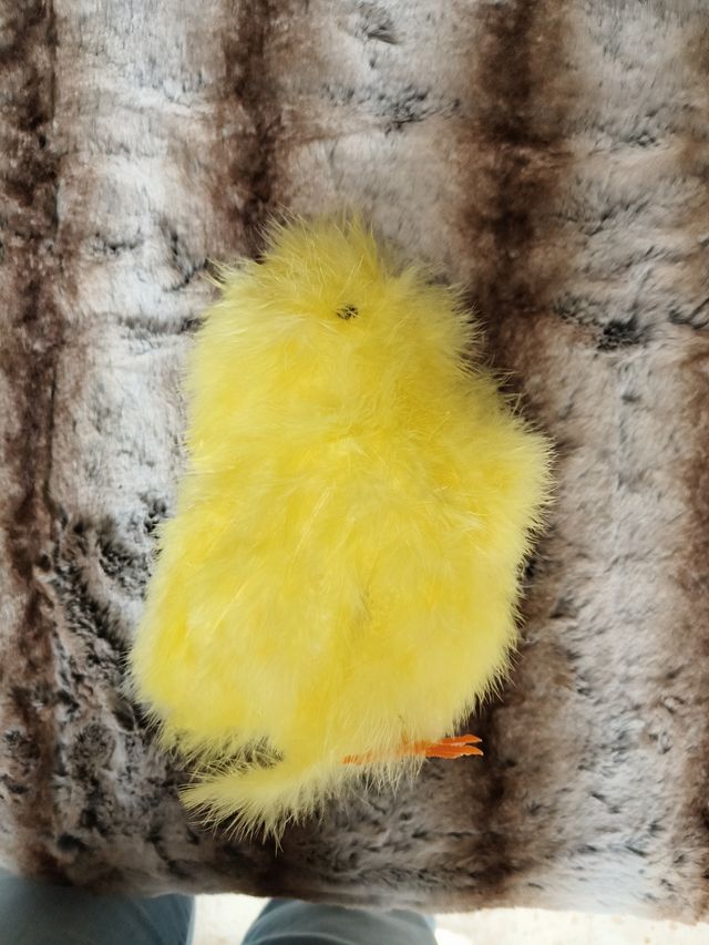 Figura pollito amarillo decorativo