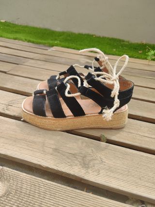 Sandalias Chika10 Negras y Beige