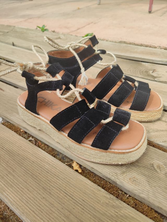 Sandalias Chika10 Negras y Beige