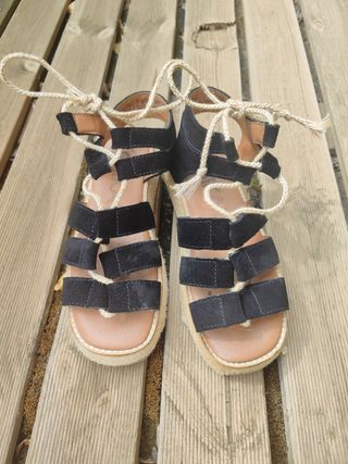 Sandalias Chika10 Negras y Beige