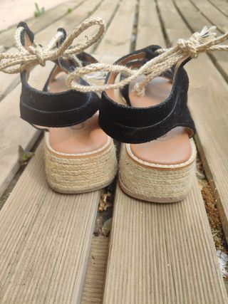 Sandalias Chika10 Negras y Beige