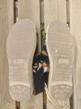 Sandalias Chika10 Negras y Beige