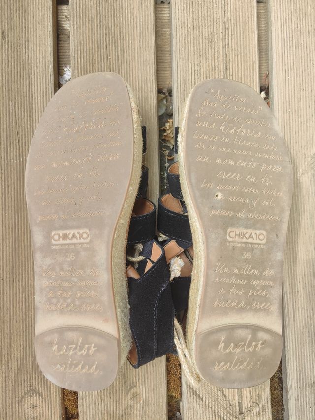 Sandalias Chika10 Negras y Beige