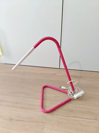 Lámpara de escritorio moderna rosa y plateada