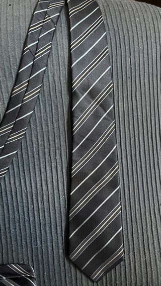 Corbata de rayas negra y gris