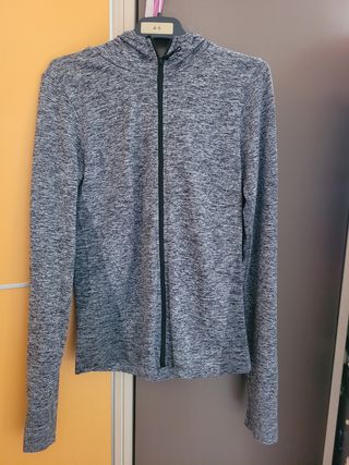 Sudadera gris con capucha