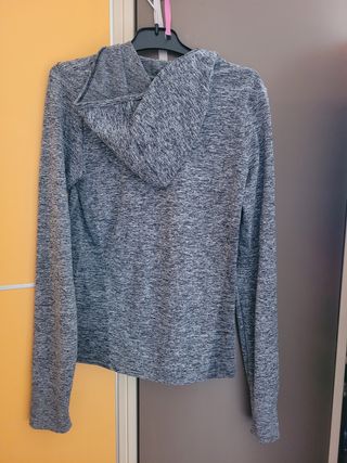 Sudadera gris con capucha