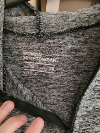 Sudadera gris con capucha