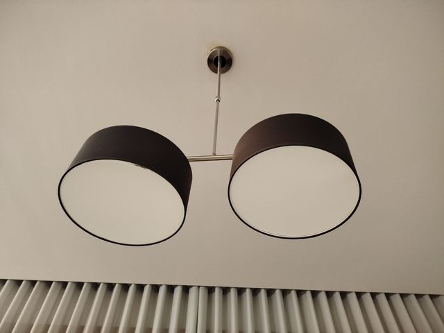 Candeeiro suspenso preto e branco