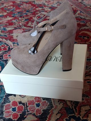 Nuovissime scarpe con tacco beige