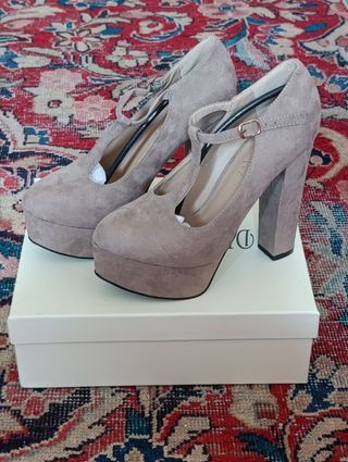 Nuovissime scarpe con tacco beige