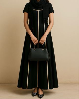 Vestido beige con detalles negros
