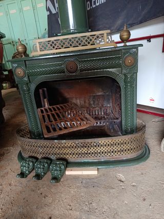 Chimenea de hierro fundido verde y dorada