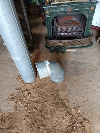 Chimenea de hierro fundido verde y dorada