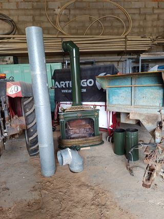 Chimenea de hierro fundido verde y dorada