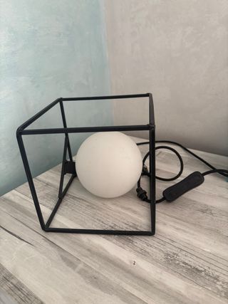 Lámpara de mesa moderna cubo negro