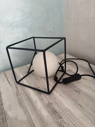 Lámpara de mesa moderna cubo negro