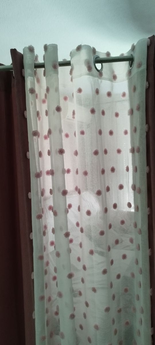 Cortinas rosas y blancas con pompones