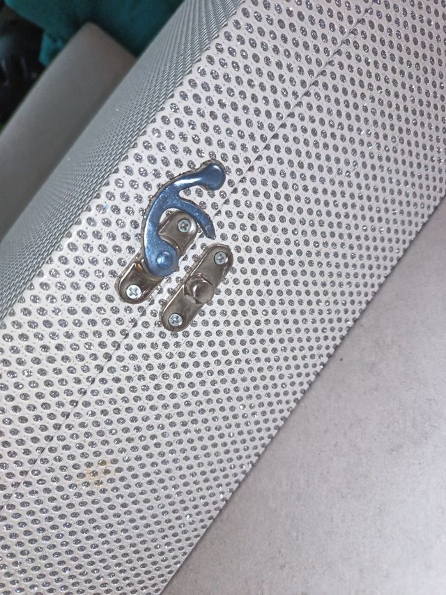 Caja decorativa con cierre.