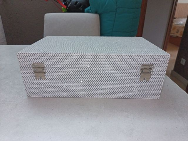 Caja decorativa con cierre.