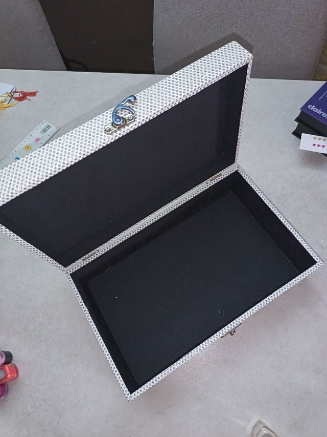 Caja decorativa con cierre.