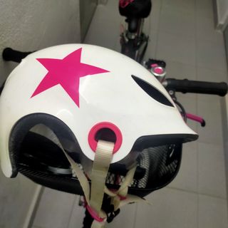 Casco de bici para niña con estrella rosa