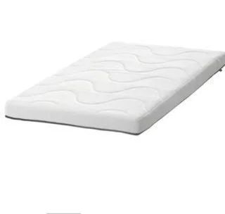 2 colchones de cuna, 1 de Ikea y otro de espuma