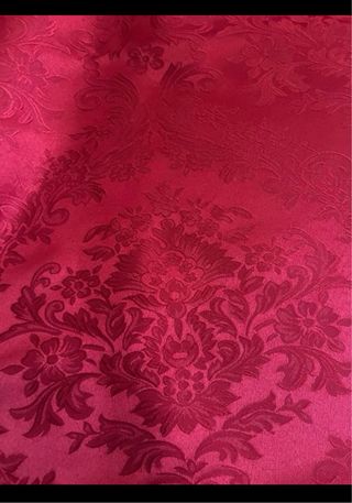 Tessuto rosso con disegno floreale