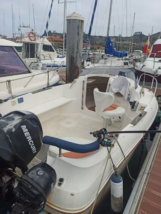 Se vende embarcación Quicksilver modelo 470.