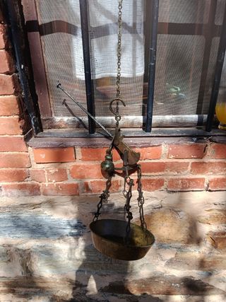 Antigua balanza de metal