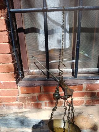 Antigua balanza de metal