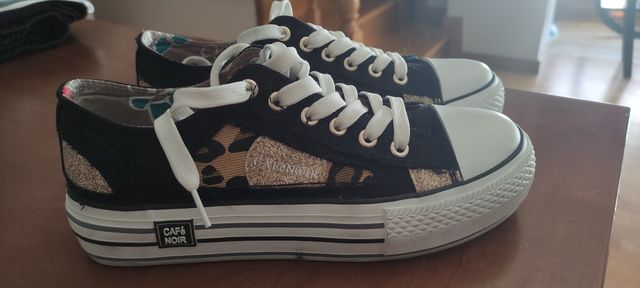 Zapatillas CaféNoir negras y doradas