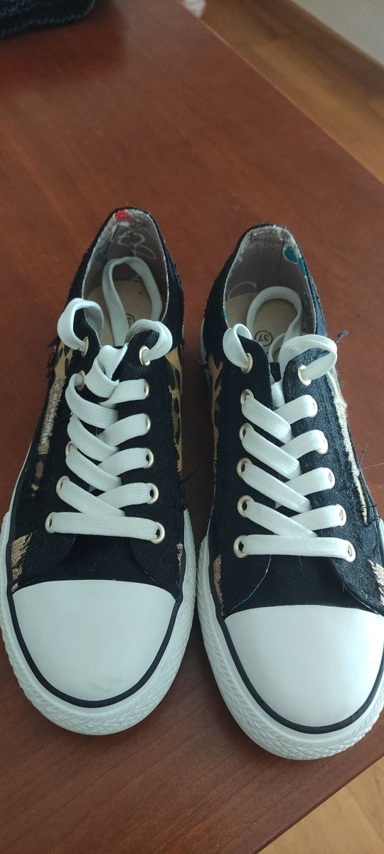 Zapatillas CaféNoir negras y doradas