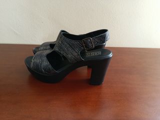 Sandalias de tacón plateadas y negras