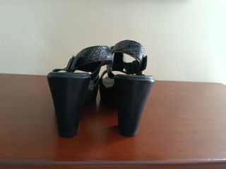 Sandalias de tacón plateadas y negras