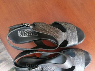 Sandalias de tacón plateadas y negras