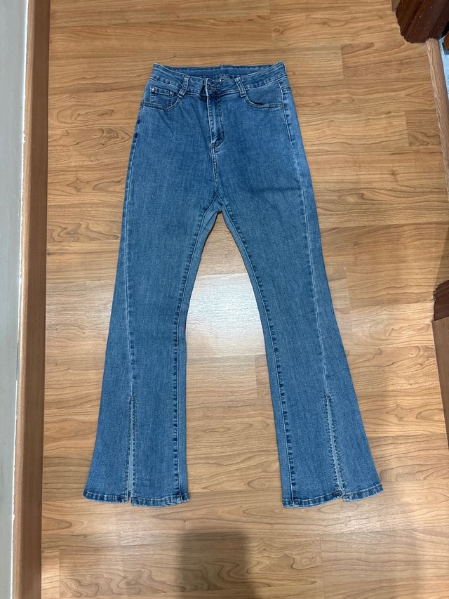 Pantalón vaquero campana con abertura