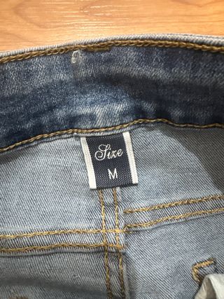 Pantalón vaquero campana con abertura