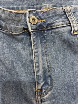 Pantalón vaquero campana con abertura