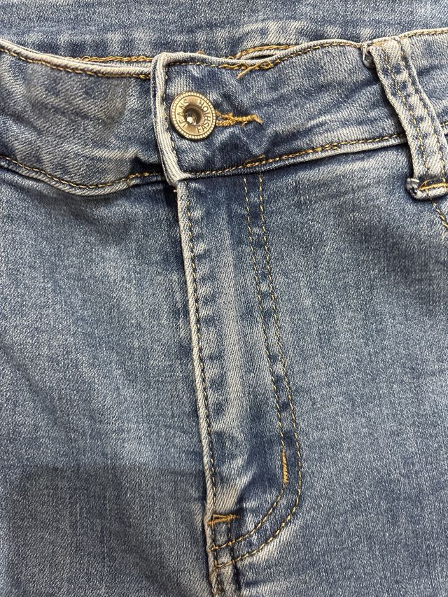 Pantalón vaquero campana con abertura