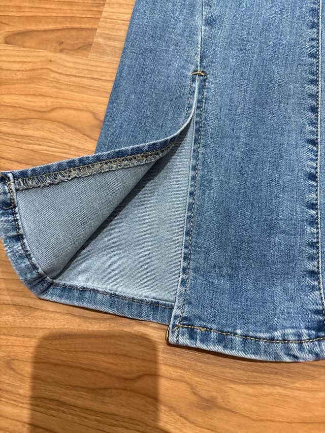 Pantalón vaquero campana con abertura